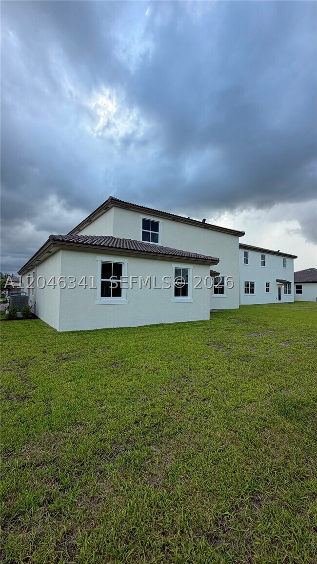 Building Photo - 2475 SE 29th Dr