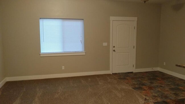 Building Photo - 660 Ruby Cir