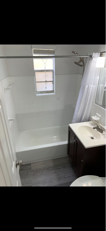 Foto del edificio - 7510 Byron Ave