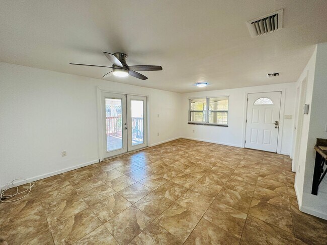 Foto del edificio - 3/2.5/1 Freshly Updated Pinellas Park Home