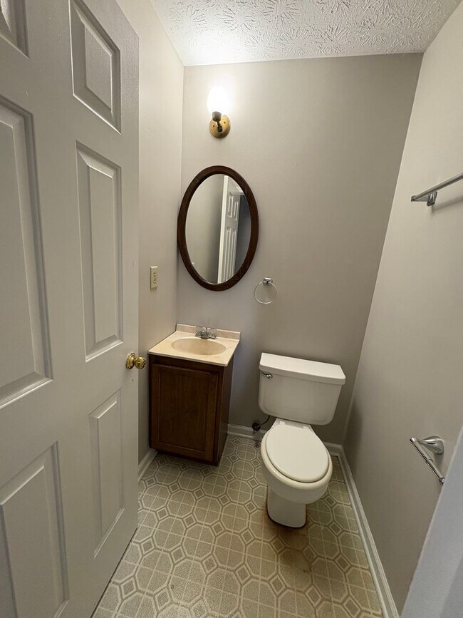 Foto del edificio - Spacious 2 Bedroom Duplex on Dale Drive!