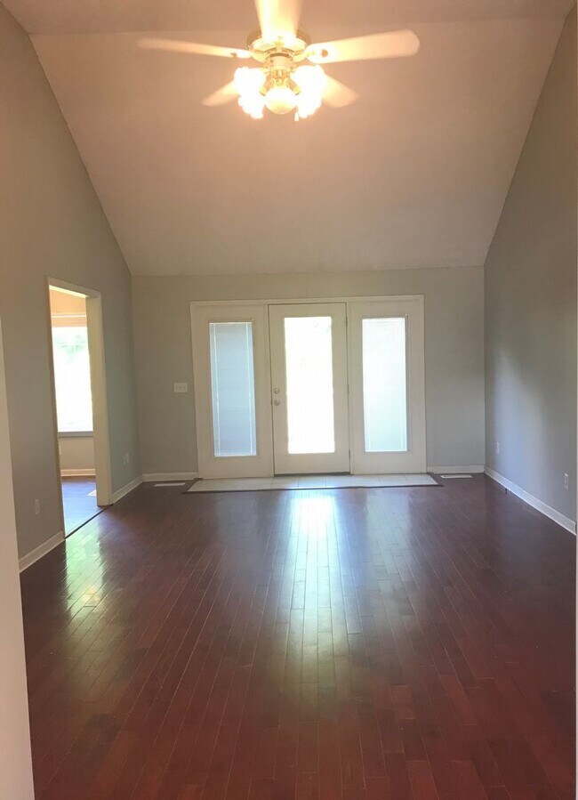 Foto del edificio - 3BR 2BA HUGE Fenced-in Back Yard in Fairview