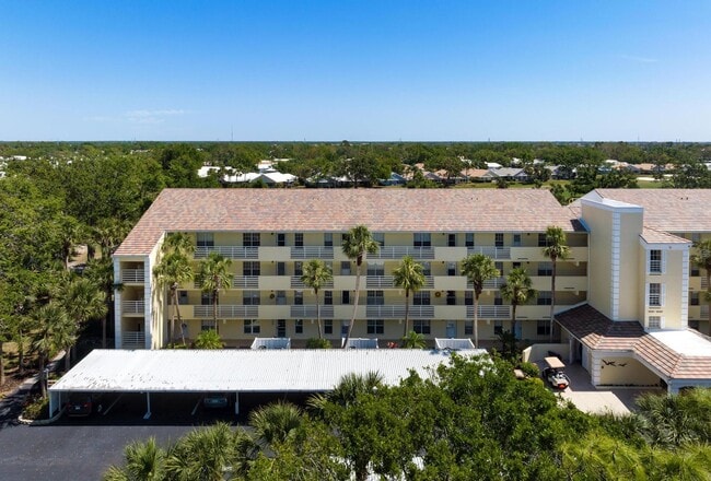 Foto del edificio - GORGEOUS 2 BEDROOM, 2 BATHROOM 1ST FLOOR CONDO LOCATED IN THE HIGHLY SOUGHT AFTER TENTH FAIRWAY A...