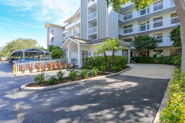 Foto del edificio - Live the Naples Lifestyle – Elegant 2BR/2B...
