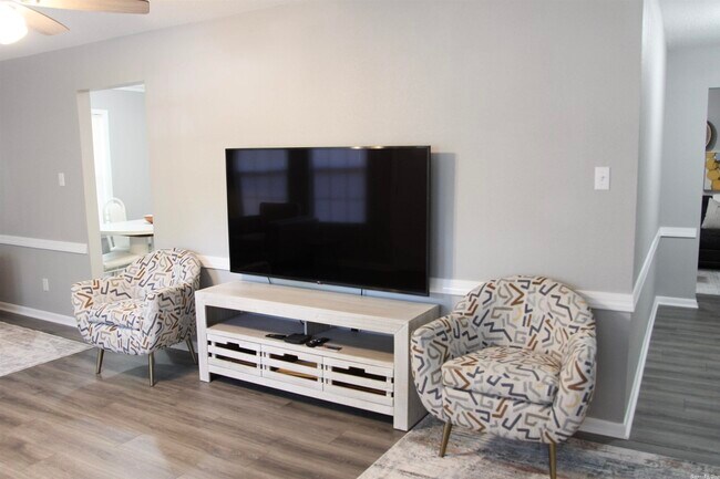 Building Photo - 909 Shall Ct