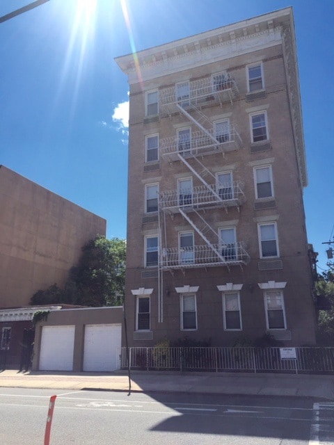 Primary Photo - 734 Adams St