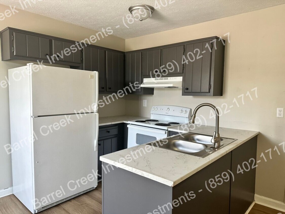 Foto principal - 2-Bed 1.5-Bath Townhome!