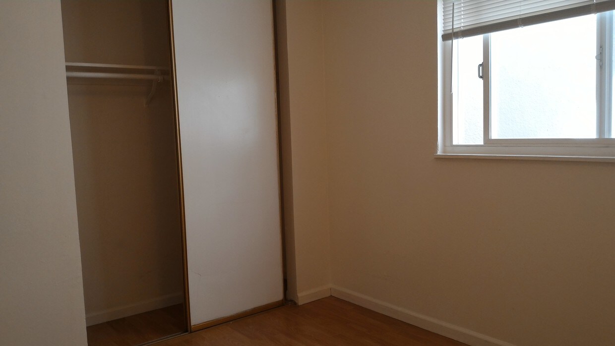 bed room - 4770 Lincoln Ave
