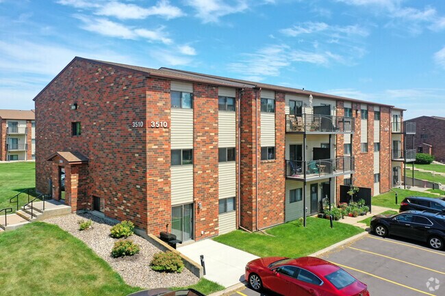 Building Photo - Oakwood Estates