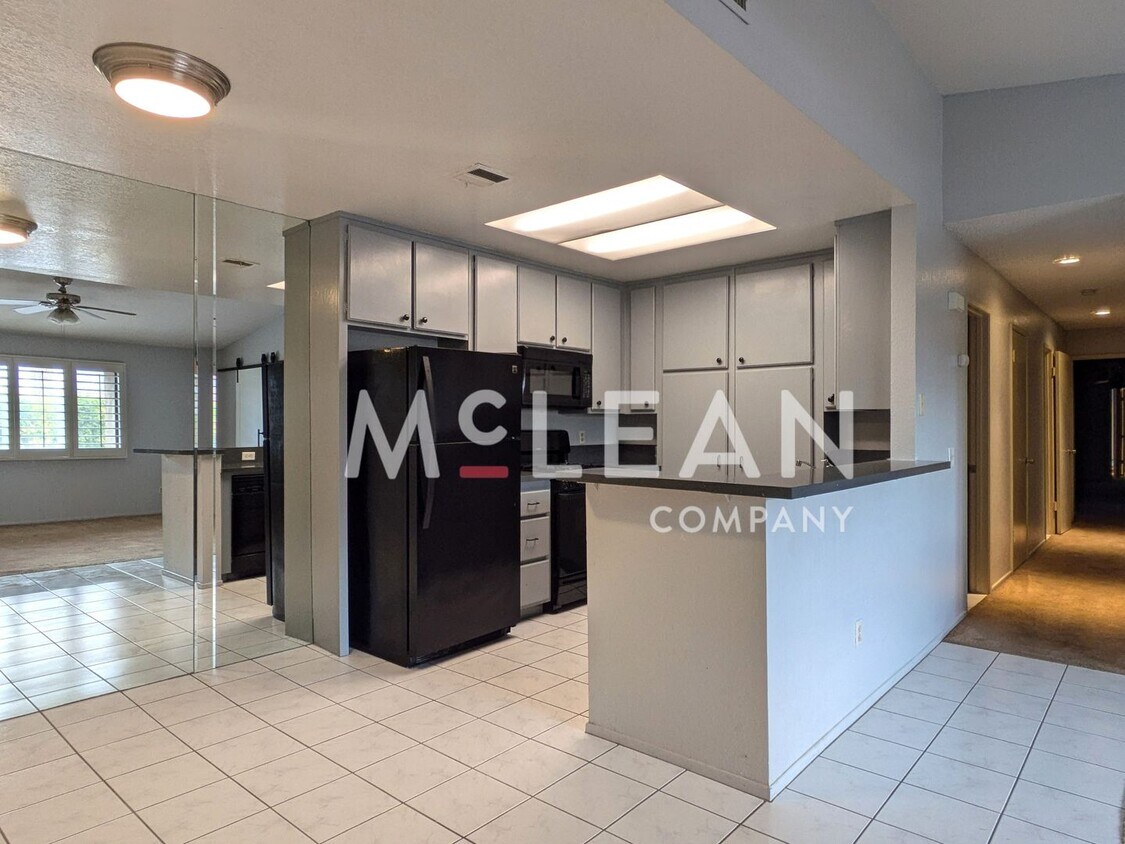 Foto principal - Three Bedroom in Cathedral City w/ Communi...