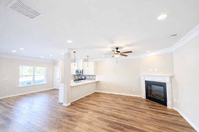 Foto del edificio - 3-bedroom Townhome in Buford City Schools with Quartz Kitchen, Private Suite, and Walkable Downto...