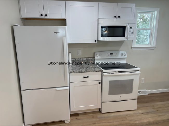 Building Photo - Fully Renovated Cottage For Rent in Riverside!