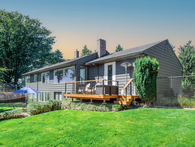 Foto del edificio - Stunning Mid-Century Home with Spectacular Southerly Views in Sought-After Terwilliger Heights!