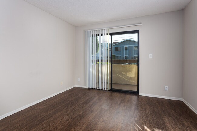 Foto del edificio - 5250 Denny Ave