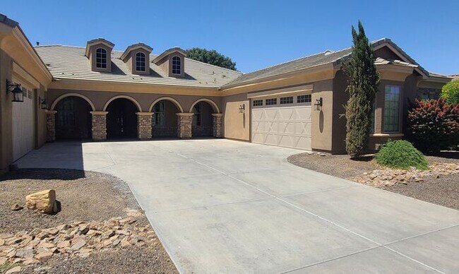Building Photo - 4 or 5 bedroom, 4-car garage home on edge ...
