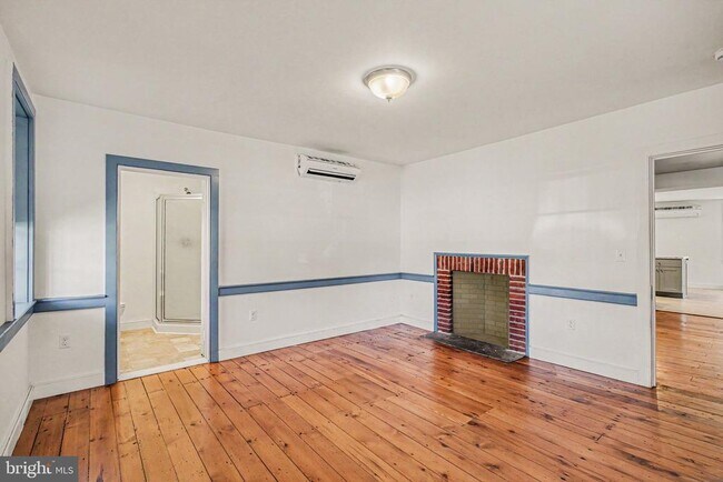 Building Photo - 902 Village Rd