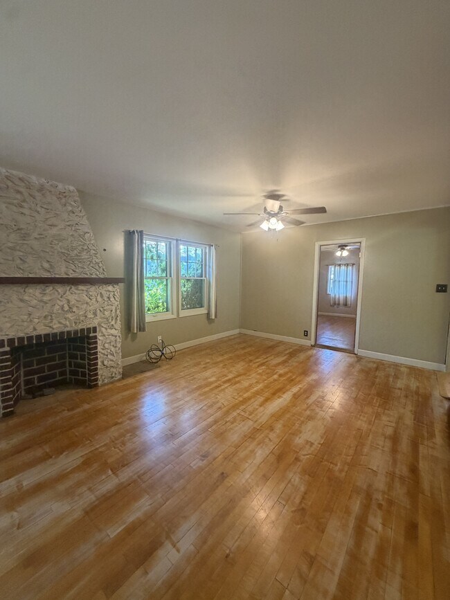 Building Photo - 212 Alderson Ave
