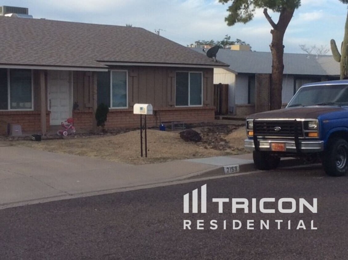 Foto principal - 2153 E Claire Dr