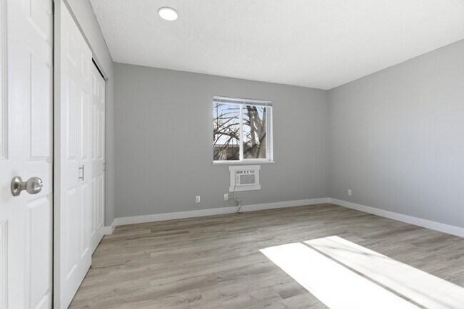 Foto del edificio - 6625 N Standard St