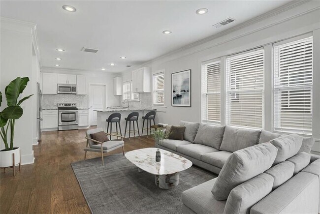 Foto del edificio - 287 MacKenzie Dr NE