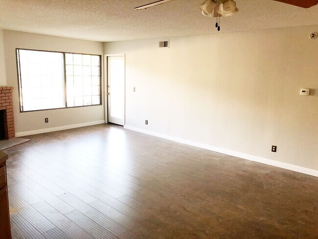 Foto del edificio - 2 bedroom 2 bathrooms Available NOW