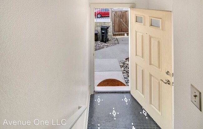 Building Photo - 2 br, 1.5 bath House - 4346 7th Ave NE Unit C