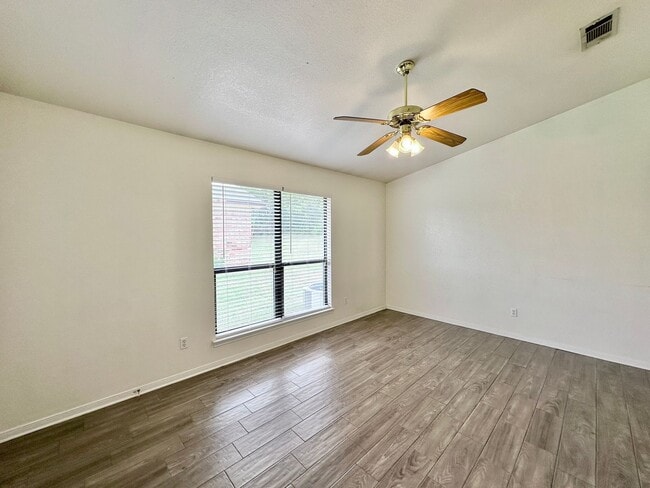 Building Photo - 802 Hackberry St