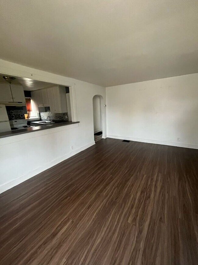Building Photo - Cozy 2 Bedroom Home with Scenic Views, Ste...