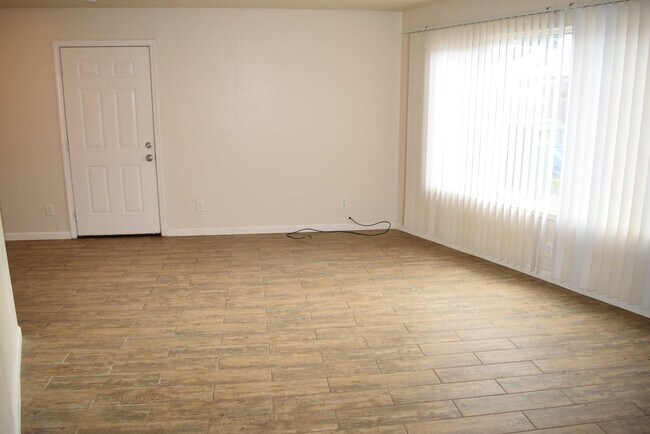 Foto del edificio - 6049 Northcrest Cir