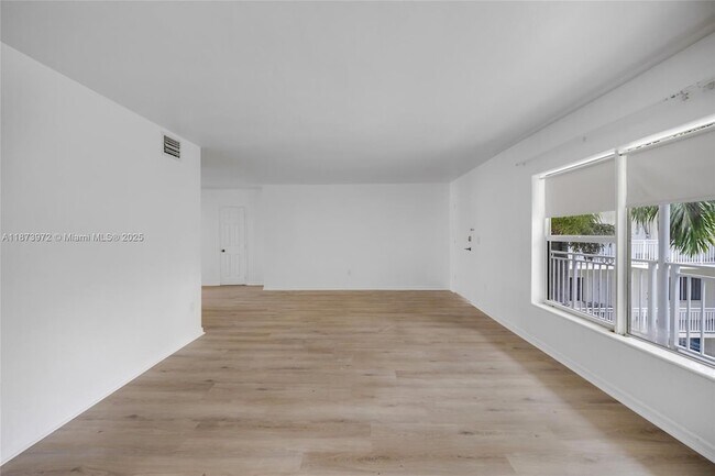 Foto del edificio - 10001 W Bay Harbor Dr