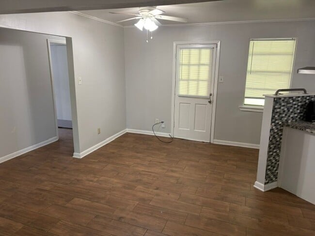 Building Photo - Move in Special ! First month 1/2 off!