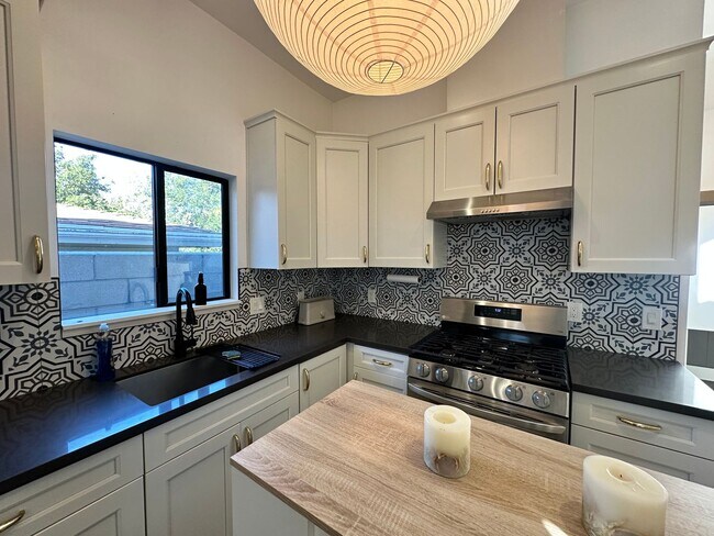 Building Photo - BRAND NEW UPDATED 1 Bedroom 1 Bath Detache...