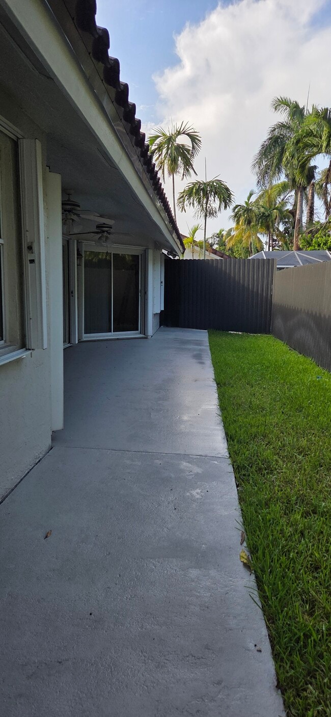 Building Photo - 16571 SW 145th Ct