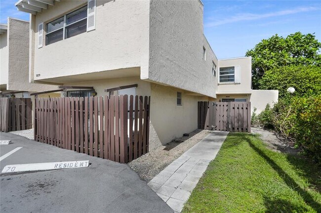 Foto del edificio - 8841 NE 4th Avenue Rd