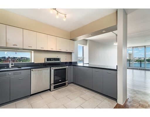 Building Photo - 330 Beacon St