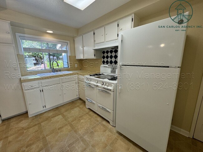 Building Photo - Adorable Two Bedroom Pacific Grove Home