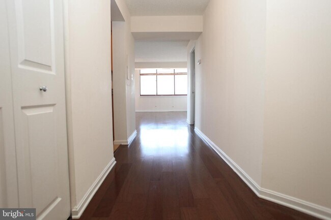 Building Photo - 10101 Grosvenor Pl