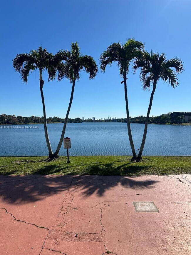 Foto del edificio - 447 NE 195th St