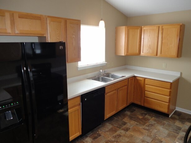 Building Photo - 459 Longview Bend