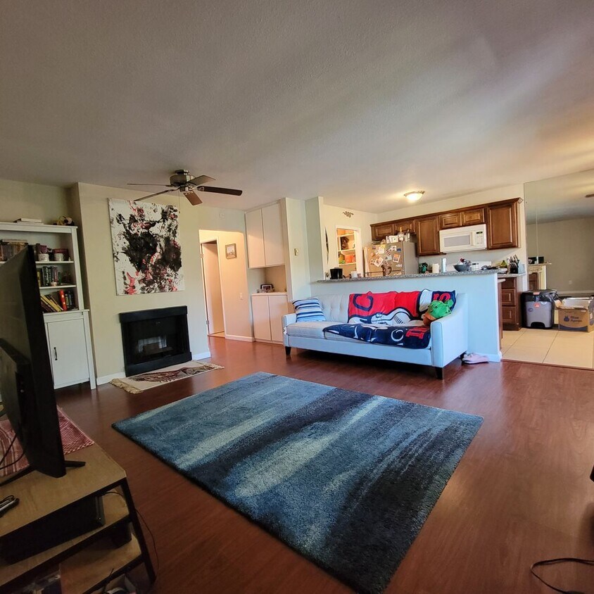 Primary Photo - Spacious 2 bedroom 1 bathroom Condo with L...