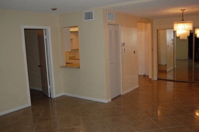 Building Photo - 4013 N Ocean Dr