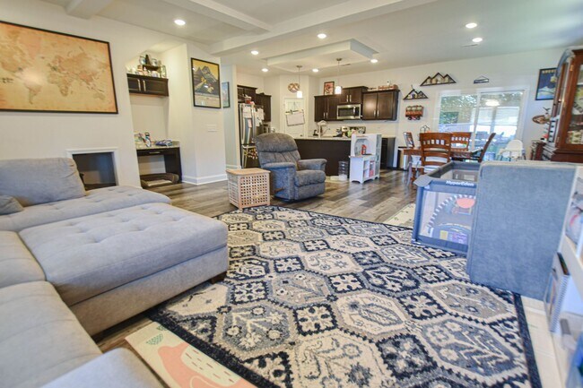 Foto del edificio - Pet Friendly Four Bedroom!