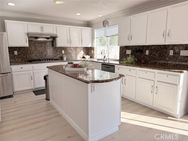 Building Photo - 28 Calais