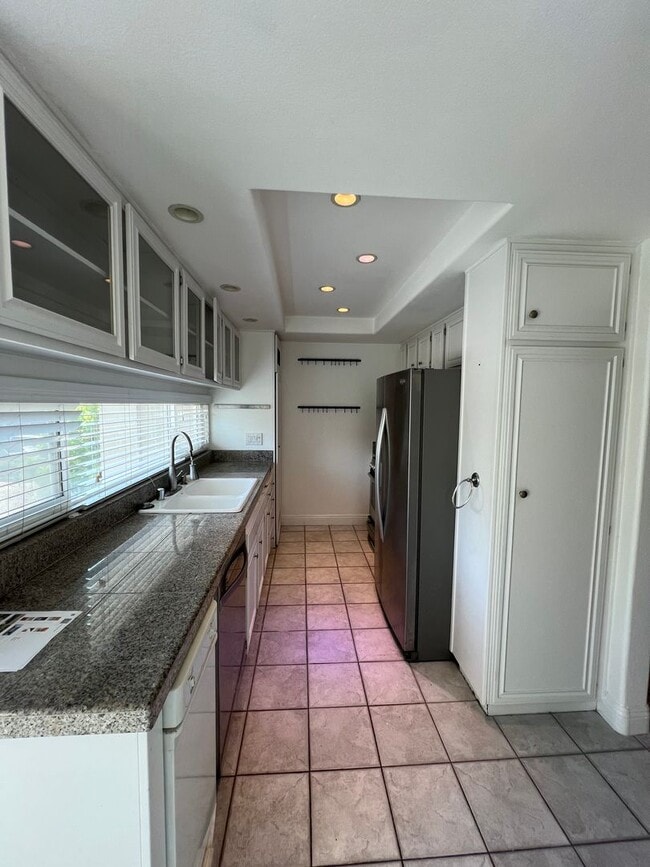 Building Photo - Tri-Level 2bed 2.5 bath Huntington  Beach ...