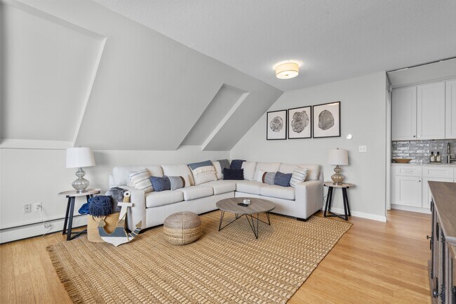 Foto del edificio - 62 Cosey Beach Ave