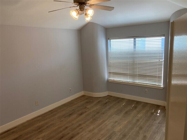 Building Photo - 8672 Meadowcroft Dr