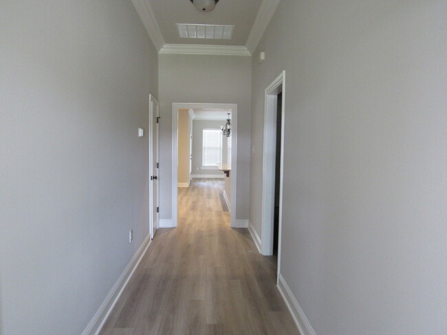 Building Photo - 808 Ridgefield Dr