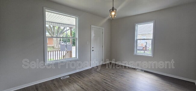 Building Photo - 2152 Fox Ave
