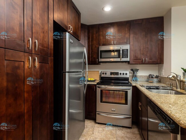 Building Photo - Top Floor Furnished Condo In The Heart Of ...