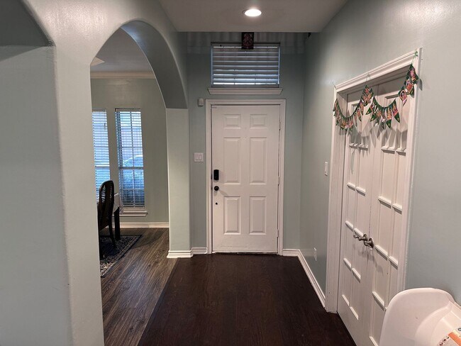 Building Photo - 1400 Vineyard Dr
